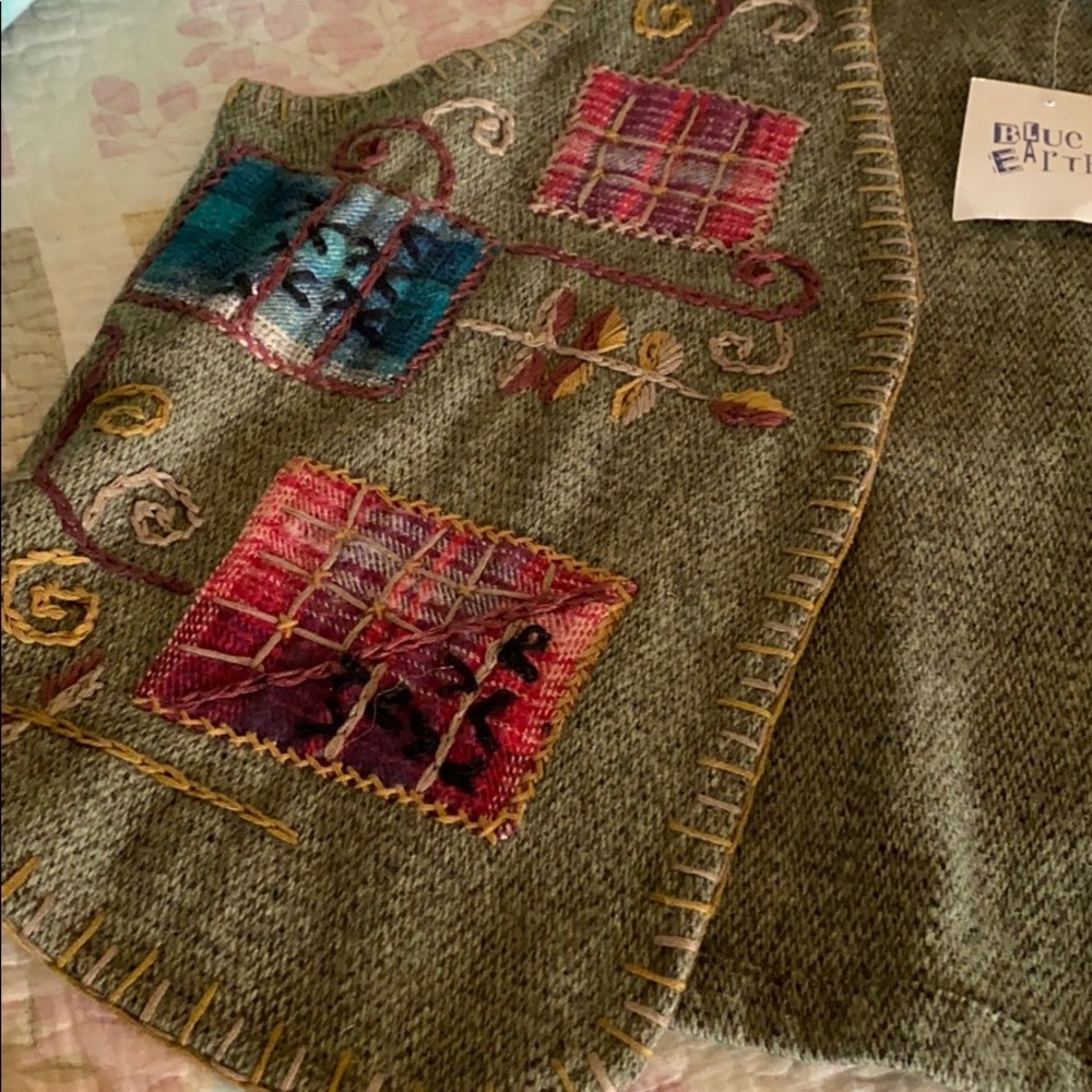Wool sweater vest with flower